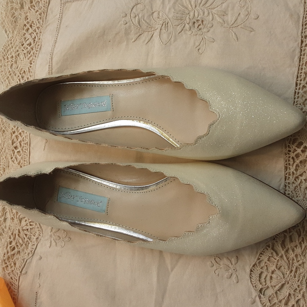 Betsy Johnson shoessize 8 flats Cream Color pre-owned excellent condition.